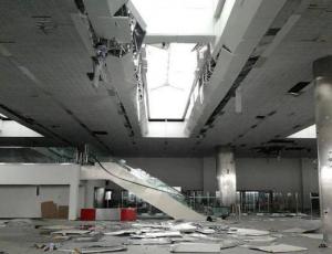 Донецкий аэропорт, открытый к Евро-2012, теперь напоминает декорацию к фильму-катастрофе (Фото)