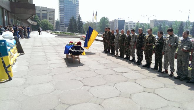 Запорожского самообороновца, погибшего на Донбассе, провожают в последний путь