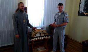 Запорожский священник передал Вольнянской исправительной колонии почти 300 книг
