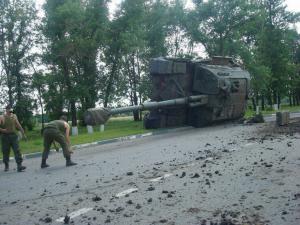 В России перевернулся танк, который ехал в Украину