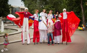 Запорожцев порадовали ходулисты — фото