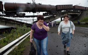 На Донбассе взорвали мост, когда по нему ехал грузовой состав (Видео)
