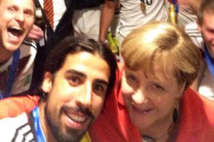 Канцлер Германии Ангела Меркель сфотографировалась с чемпионами мира по футболу