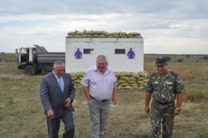 Запорожские строители сконструировали железобетонный блокпост и протестировали его (Фото)