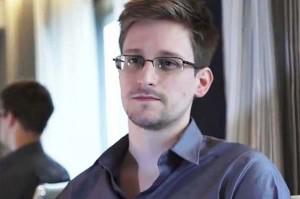 Эдвард Сноуден просит ФСБ продлить срок его пребывания в России