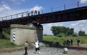 В Запорожской области возобновили движение через мост, поврежденный взрывом