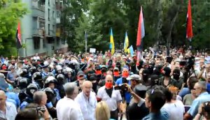 “Правый сектор” возле Запорожской облпрокуратуры спел гимн Украины – видео