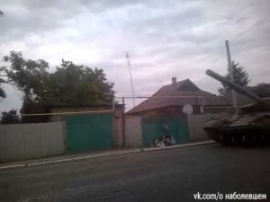 Танки с флагами РФ проехались по Енакиево — видео
