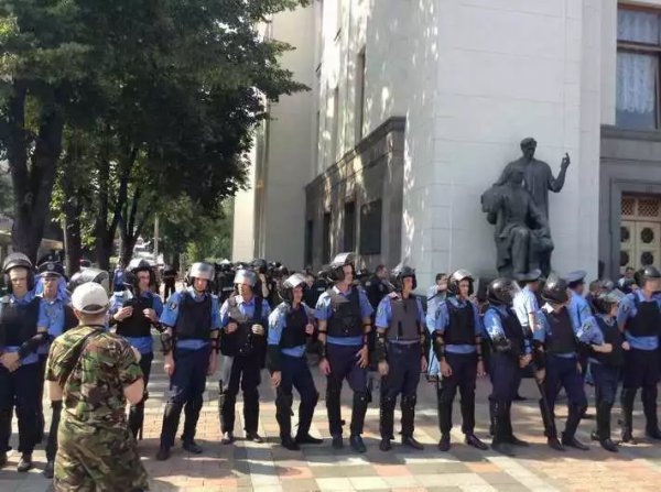 Майдановцы требовали люстрации и подрались с милиционерами — фото