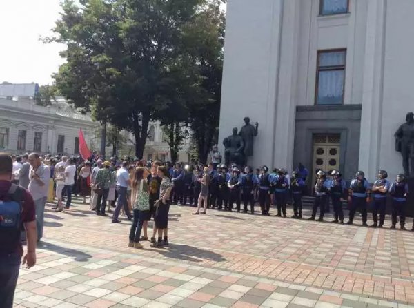 Майдановцы требовали люстрации и подрались с милиционерами — фото