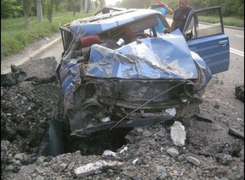 В Донецке  перед автомобилем взорвался снаряд ВИДЕО