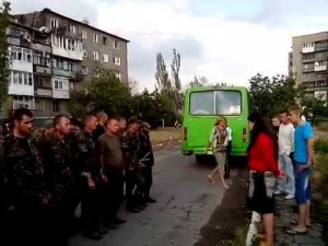 Ополченцы ДНР выставили украинских военнопленных на обозрение — видео
