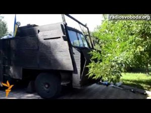 Каратели батальона “Азов” своими руками смастерили бронетехнику – видео