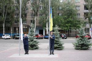 Запорожские спасатели подняли Флаг Украины