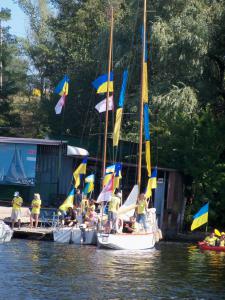 «Аквамайдан» в Запорожье приветствовали 30-метровыми флагами — фото