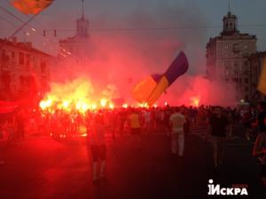 По главной улице Запорожья — проспекту Ленина — прошёл марш неонацистов Коломойского (видео 16+)
