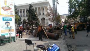 «Сторонники Майдана» пытаются мешать разборке сцены