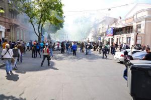 «Майдановцы» поджигают баррикады, пытаясь оттеснить правоохранителей