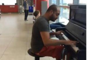 Видео с пианистом в аэропорту уже набрало почти 7 миллионов просмотров
