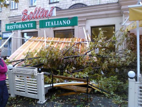 В Запорожье ураган снес летнюю террасу ресторана — фото