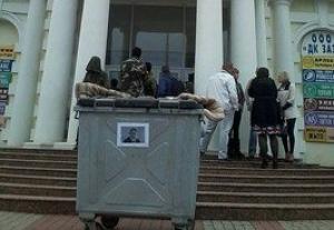 В Запорожье активисты хотели бросить Тигипко в мусорный бак, но ему удалось избежать «люстрации»
