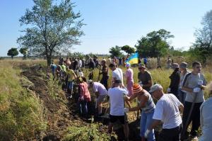 Запорожцы «украсили» рвами несколько километров области — фото