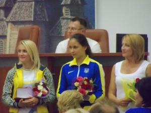 Запорожских спортсменок наградили за победу на юношеских Олимпийских играх