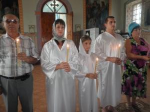 В запорожском храме крестили взрослую семью