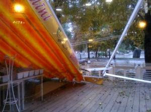 В Запорожье ураган снес летнюю террасу ресторана — фото