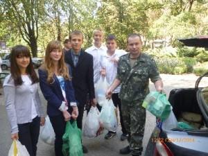 Запорожские школьники передали вещи и еду военнослужащим