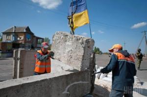 Запорожцы возводят бетонные конструкции на границе с Донецкой областью (Фото)