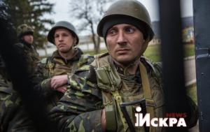 Местные жители: в Старобешево видели, как украинская армия шла сдаваться, а их свои же разбомбили и расстреляли