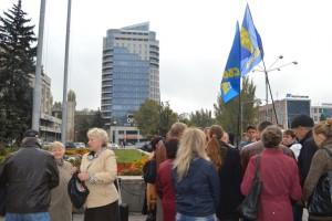 Под Запорожской ОГА селяне митингуют за землю