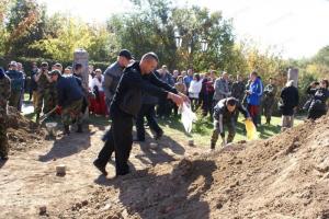 В Запорожье создали курган «Единства и мира» и высадили калиновую поляну