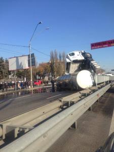 В Киеве на пр. Победы перевернулась огромная автоцистерна