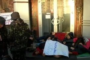 В Киеве возле российского магазина лежали «трупы»