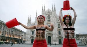 В Милане активистки Femen облились красным вином по случаю визита Путина