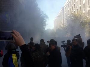 В Киеве протесты: активисты жгут шины — видео, фото