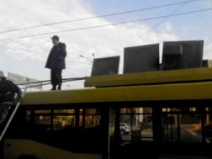 В Печерском районе Киева на ходу загорелся троллейбус