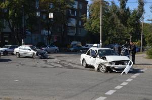 На перекрестке в центре Запорожья не разминулись легковушки — фото