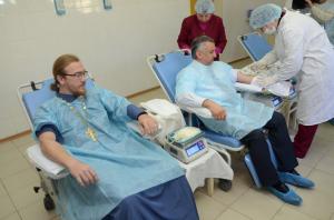 Священнослужители и паства Украинской православной церкви сдали кровь для раненых из АТО
