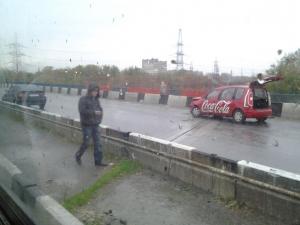 В Запорожье машина-«кока-кола» попала в аварию на мосту