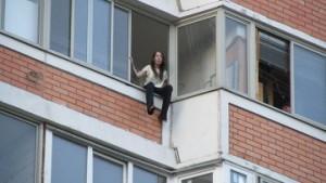 Любовь зла: киевлянка пыталась выпрыгнуть из окна 6-го этажа