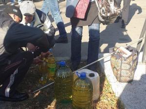 Киевляне в баклажки сливали подсолнечное масло с перевернутой фуры