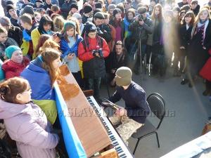 Piano Extremist с Майдана выступил в Славянске (Видео)