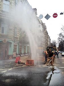 В столице из-за ржавых труб из-под земли бил фонтан горячей воды