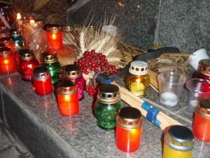 У памятника жертвам Голодомора запорожцы оставили сотни колосков