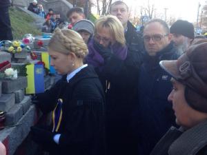 Тимошенко установила лампадку у памятного Креста Героям Небесной Сотни