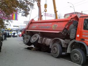 В Киеве самосвал провалился под асфальт