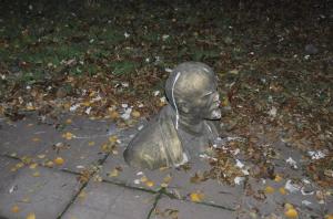 В Запорожье снесли памятник Ленину (Фото)